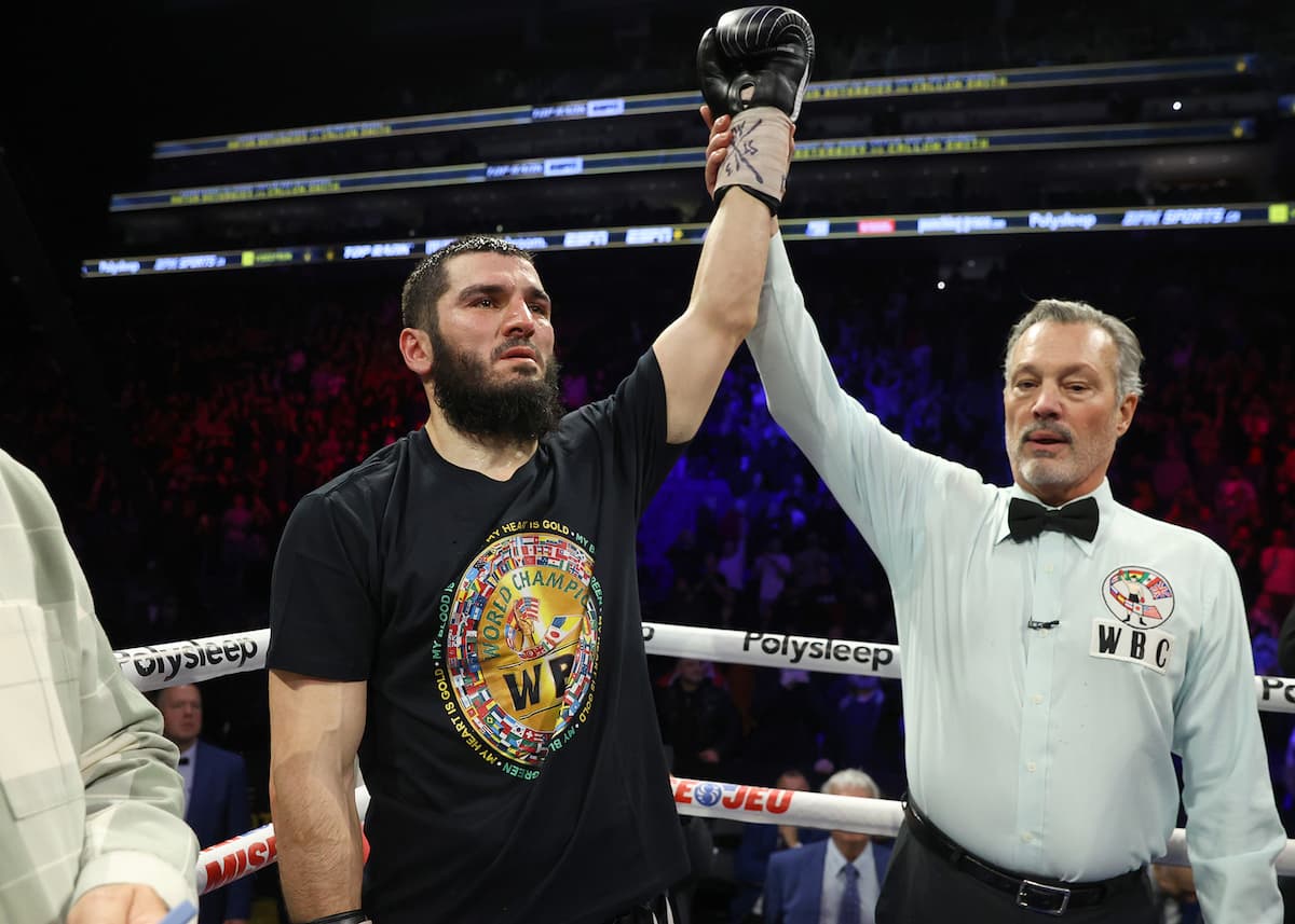 Artur Beterbiev Stops Callum Smith To Retain Unified Title