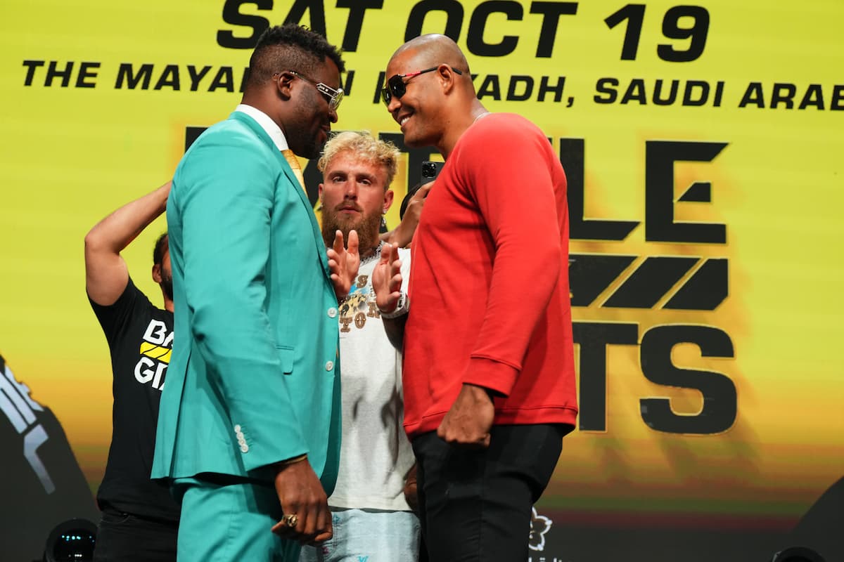 Francis Ngannou and Renan Ferreira face each other