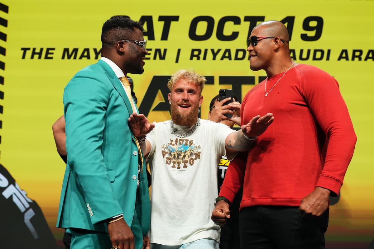 Francis Ngannou and Renan Ferreira face each other