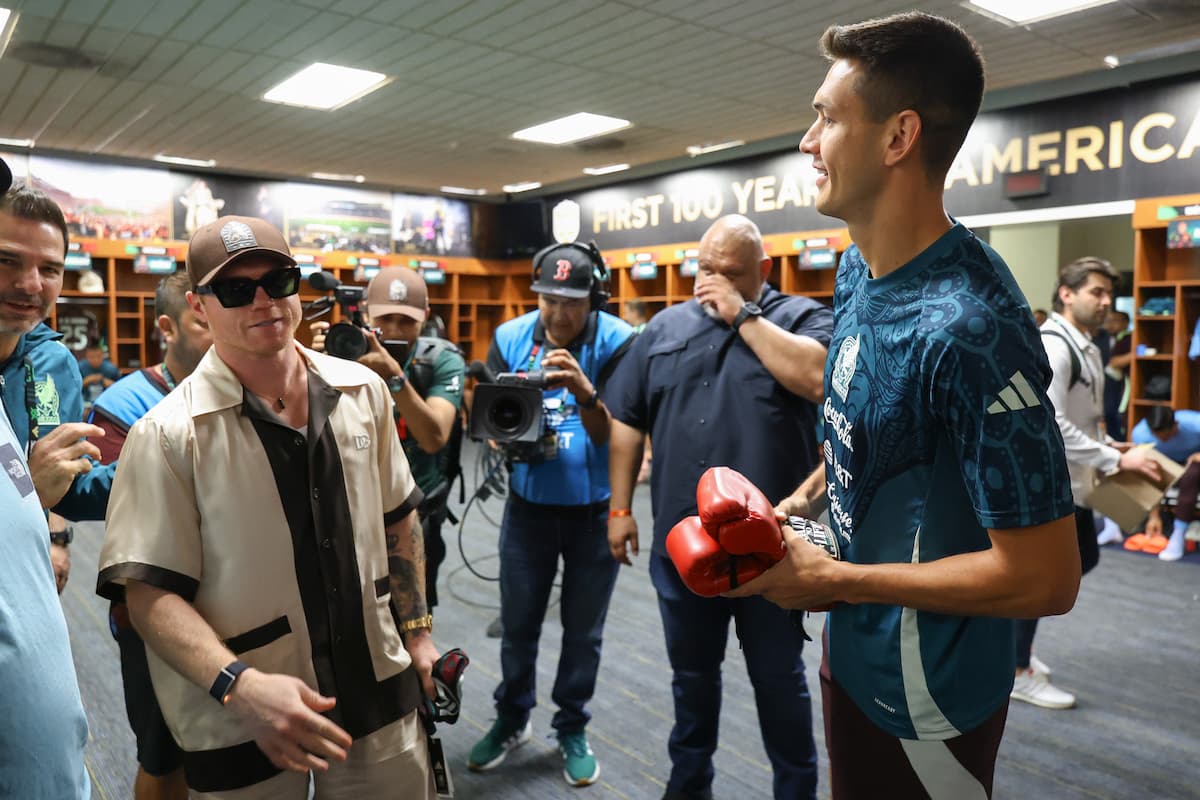 Canelo Alvarez visits Mexico national soccer team