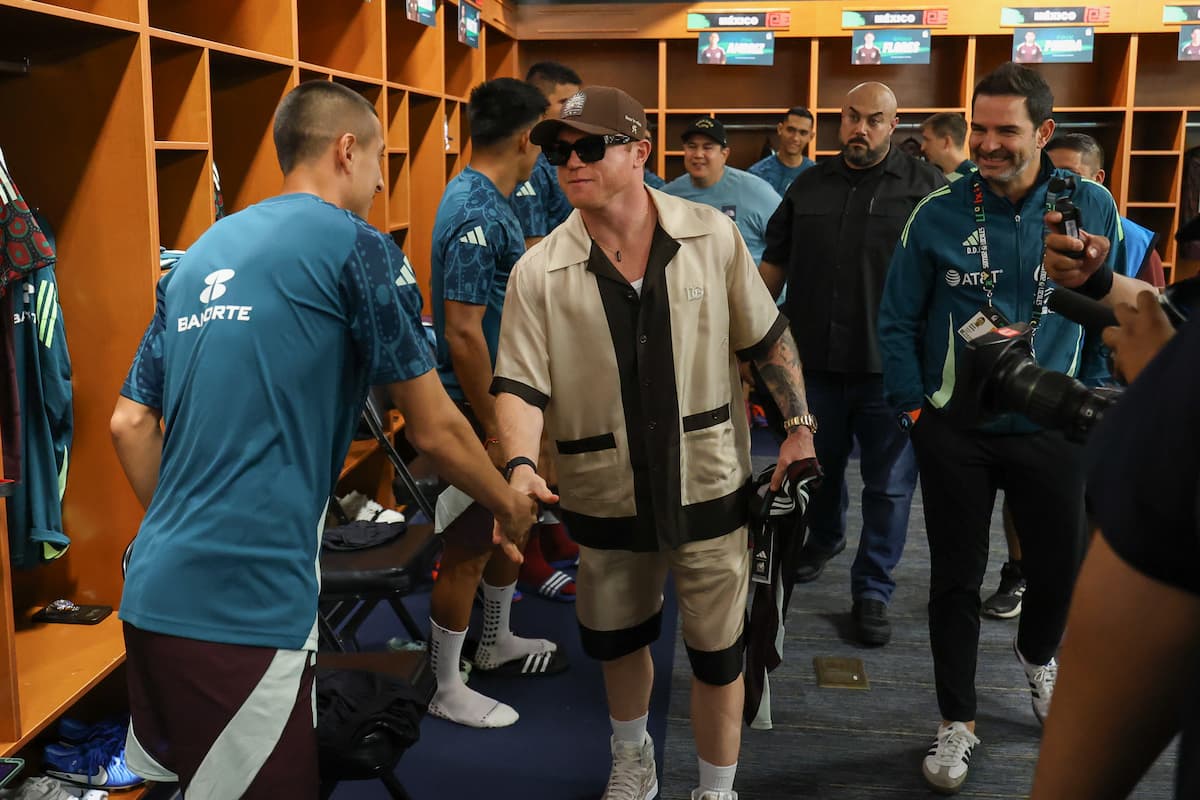 Canelo Alvarez visits Mexico national soccer team