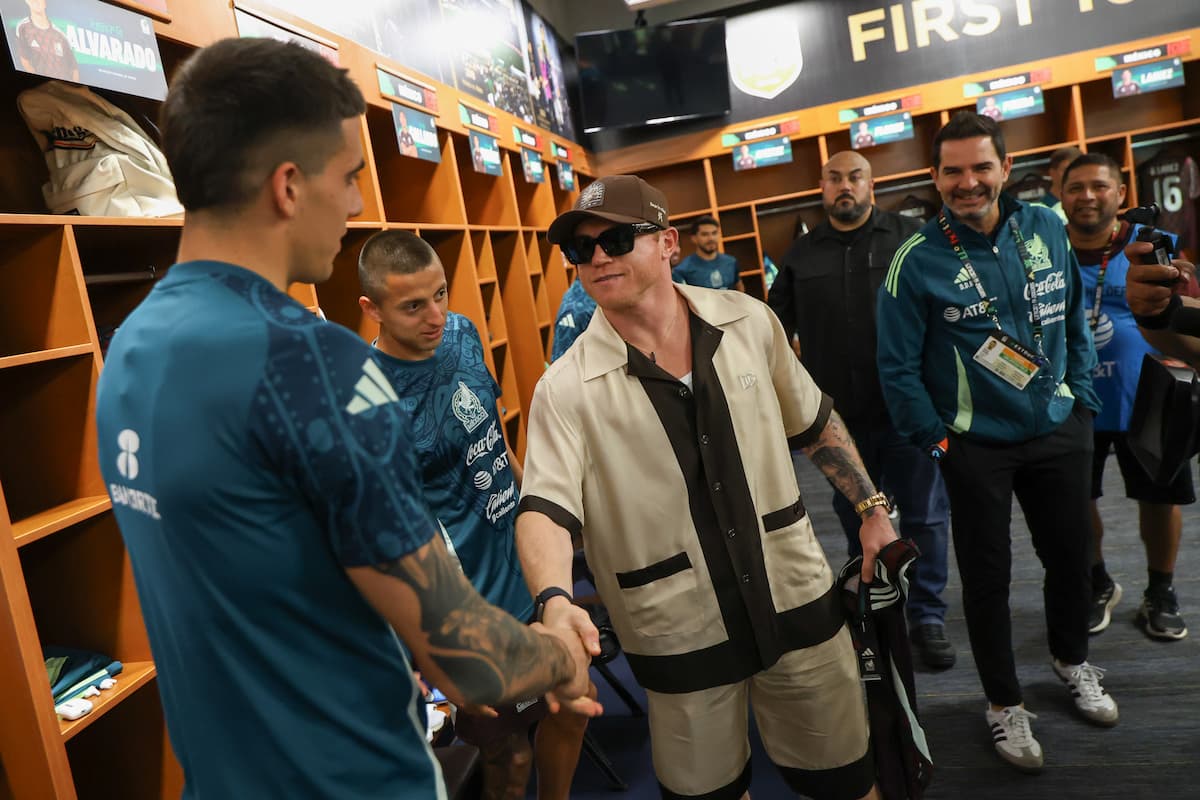 Canelo Alvarez visits Mexico national soccer team