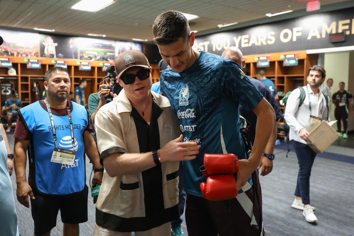 Canelo Alvarez visits Mexico national soccer team