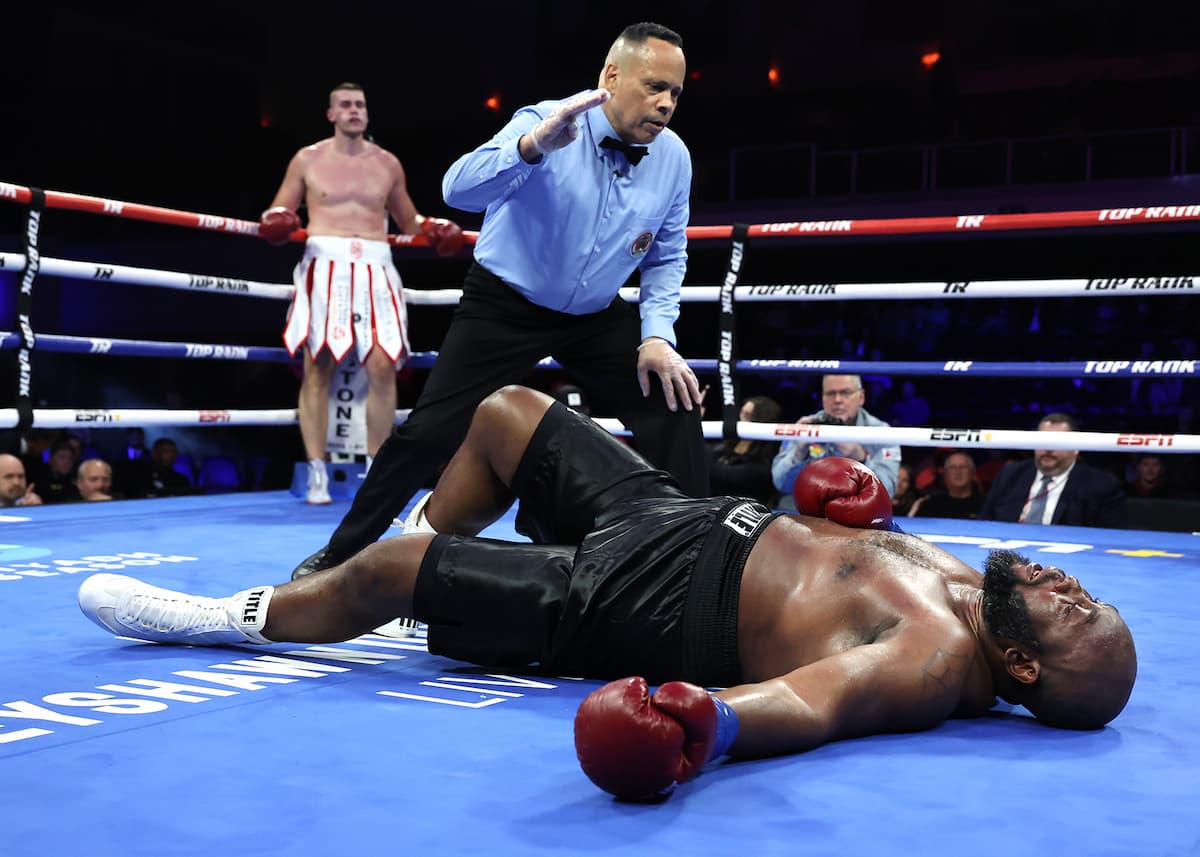 Damian Knyba knocks out Richard Lartey