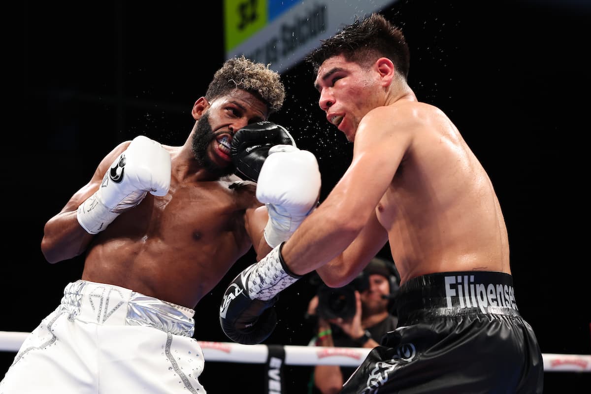 Andy Cruz during his bout against Omar Salcido