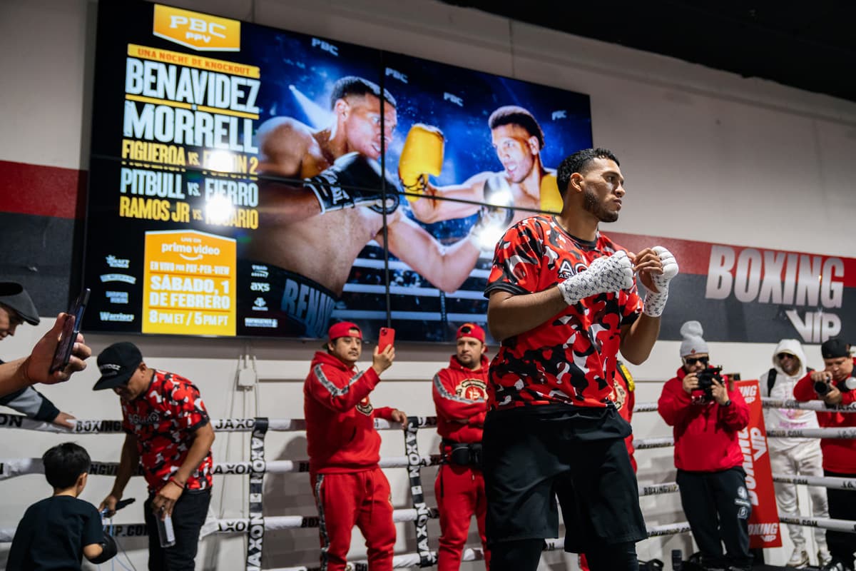 David Benavidez shadowboxing