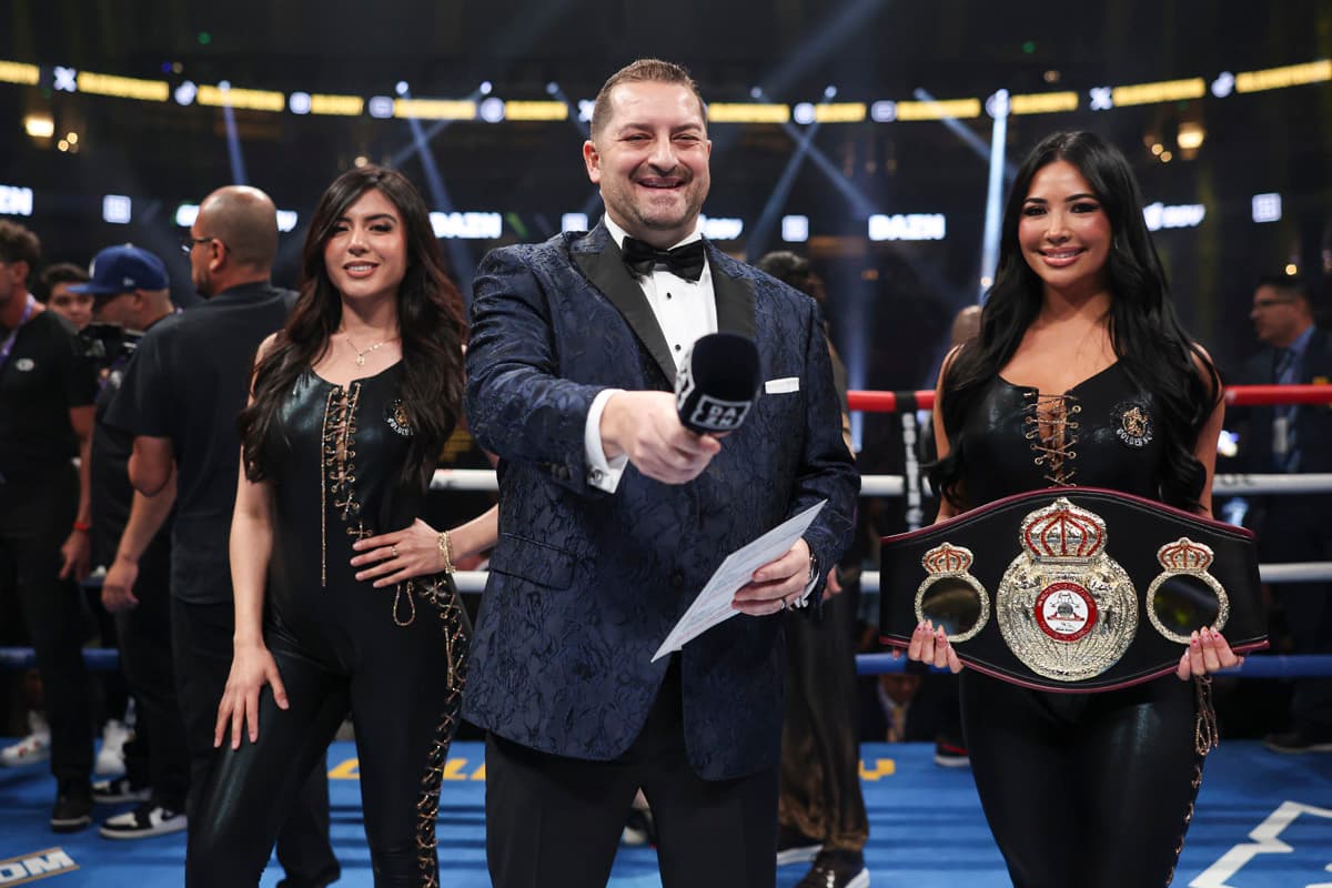 Golden Boy ring girls Viviana Borroel and Amber Juliana and ring announcer Mark Fratto