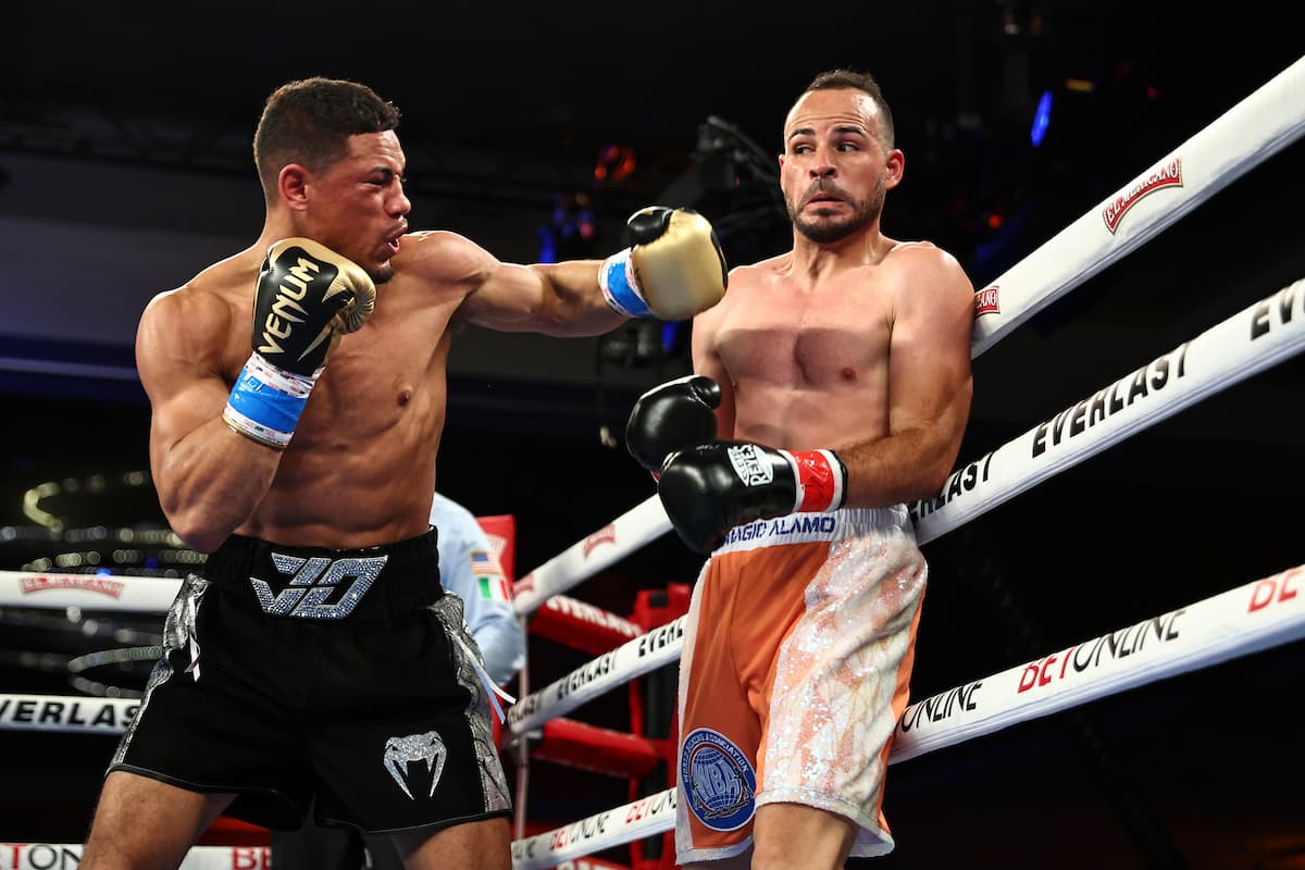 Jamaine Ortiz throws a hook in his bout against Yomar Alamo